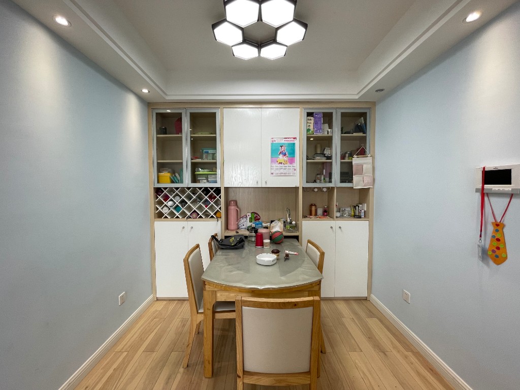 美的城三期 4室2厅2卫 92.8万 美的城三期 4室2厅2卫 92.8万客厅