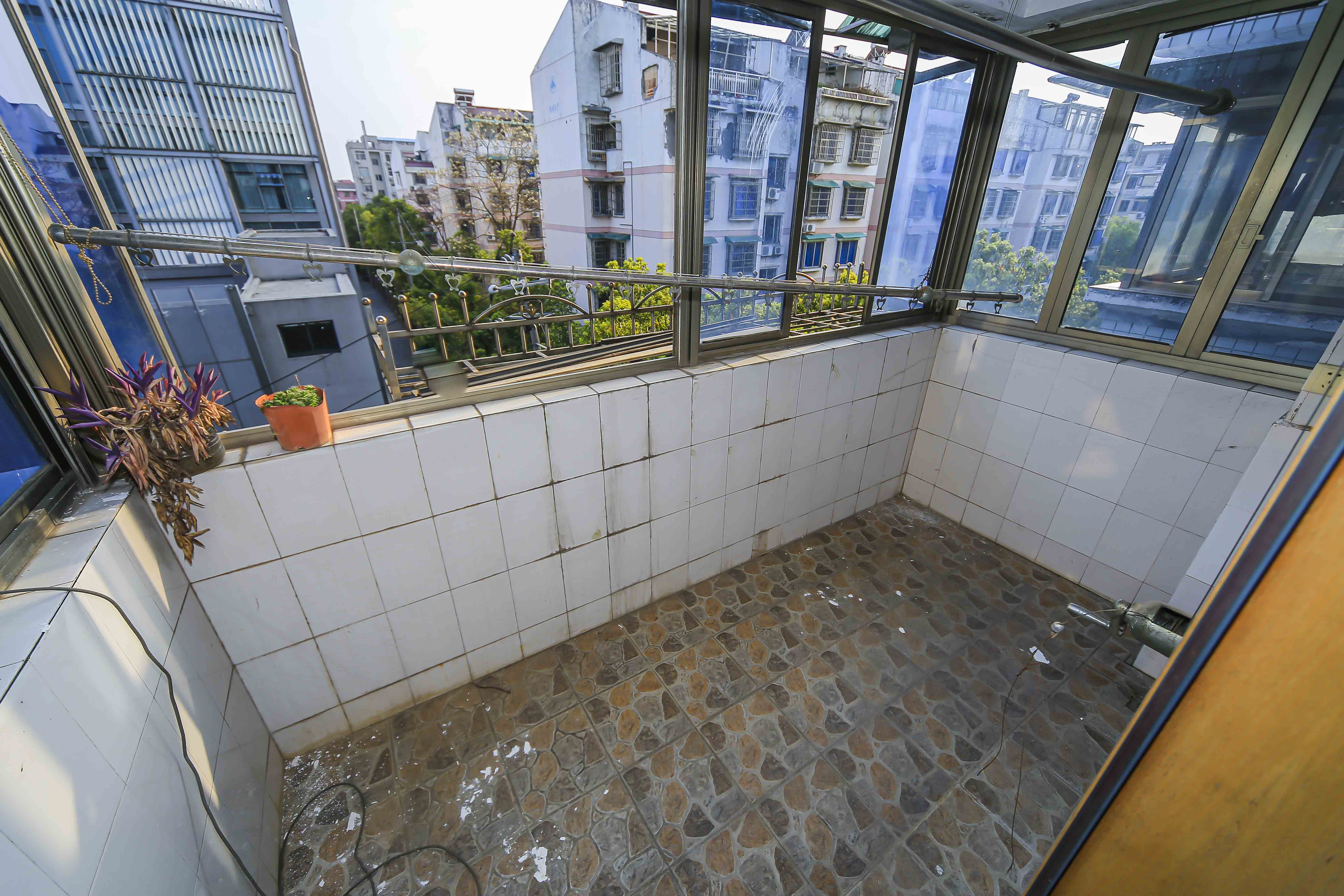 科教新村  3室2厅2卫   117.90万阳台