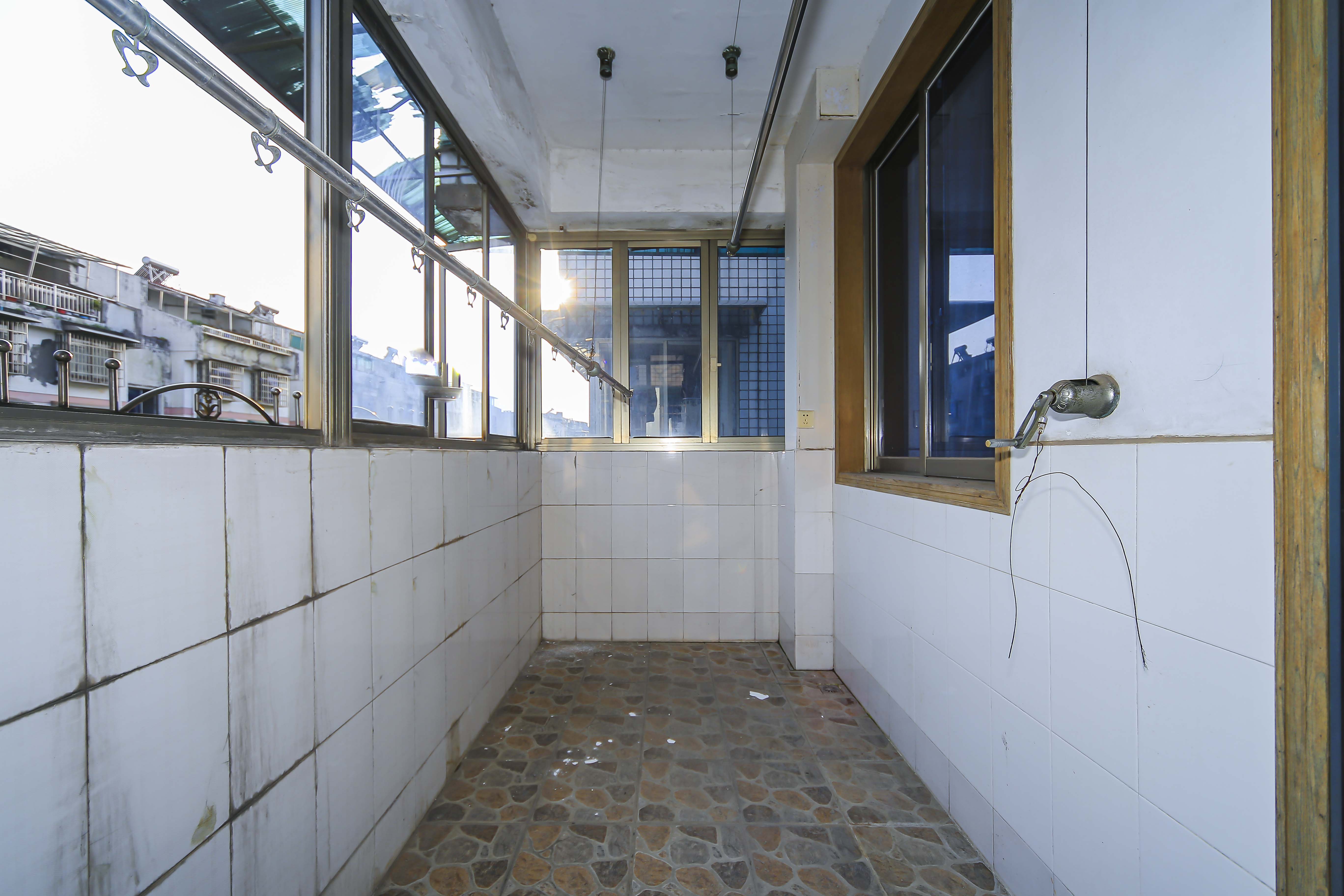 科教新村  3室2厅2卫   117.90万阳台