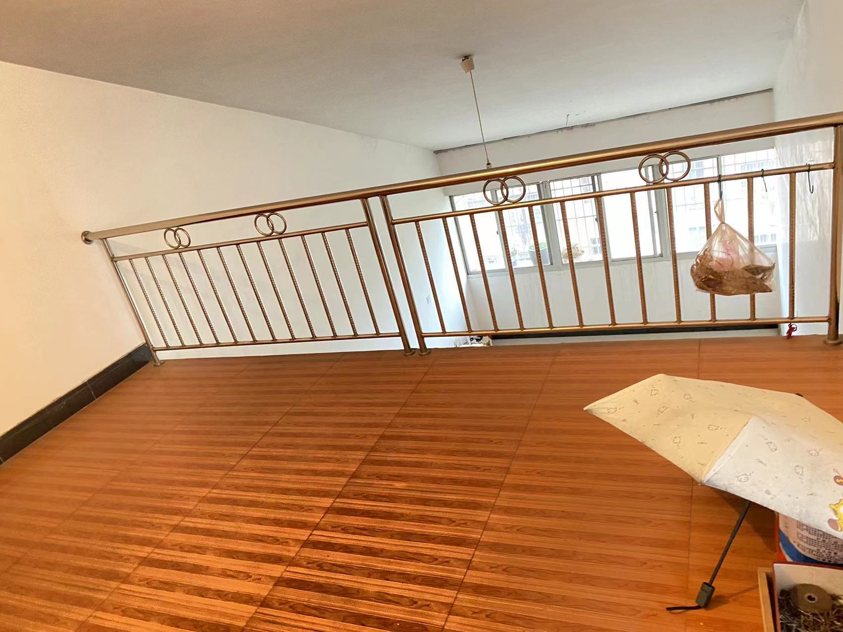 电信小区泰山花园 3室2厅2卫 62.8万 电信小区泰山花园 3室2厅2卫 62.8万客厅