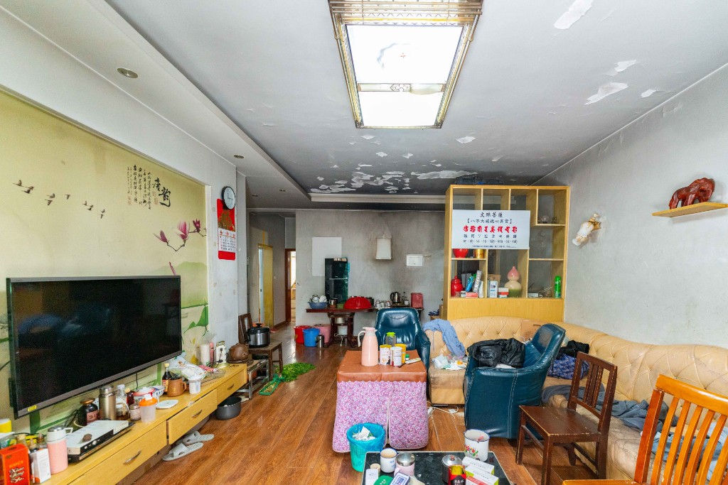 高升小区  3室2厅2卫   74.80万客厅