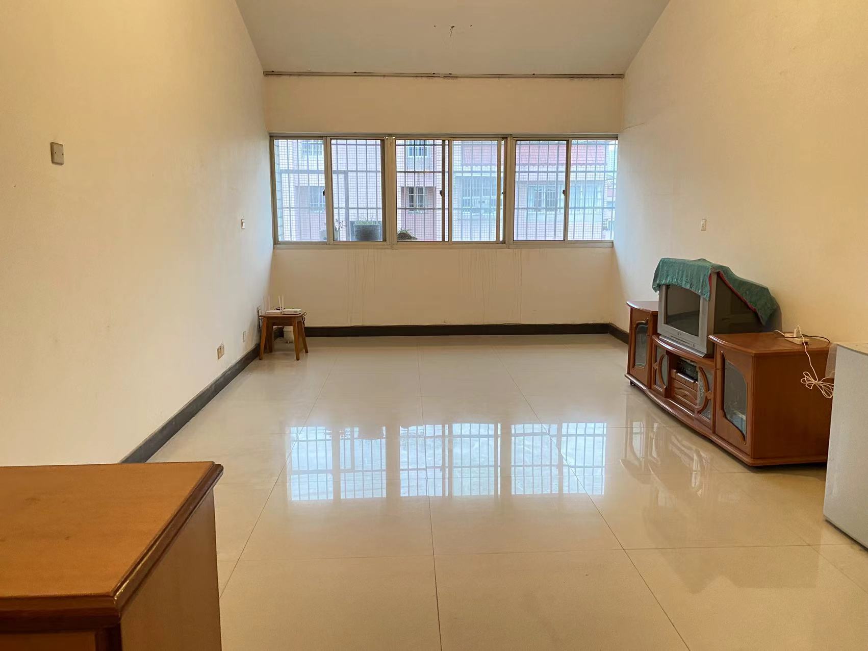 电信小区泰山花园 3室2厅2卫 62.8万 电信小区泰山花园 3室2厅2卫 62.8万客厅