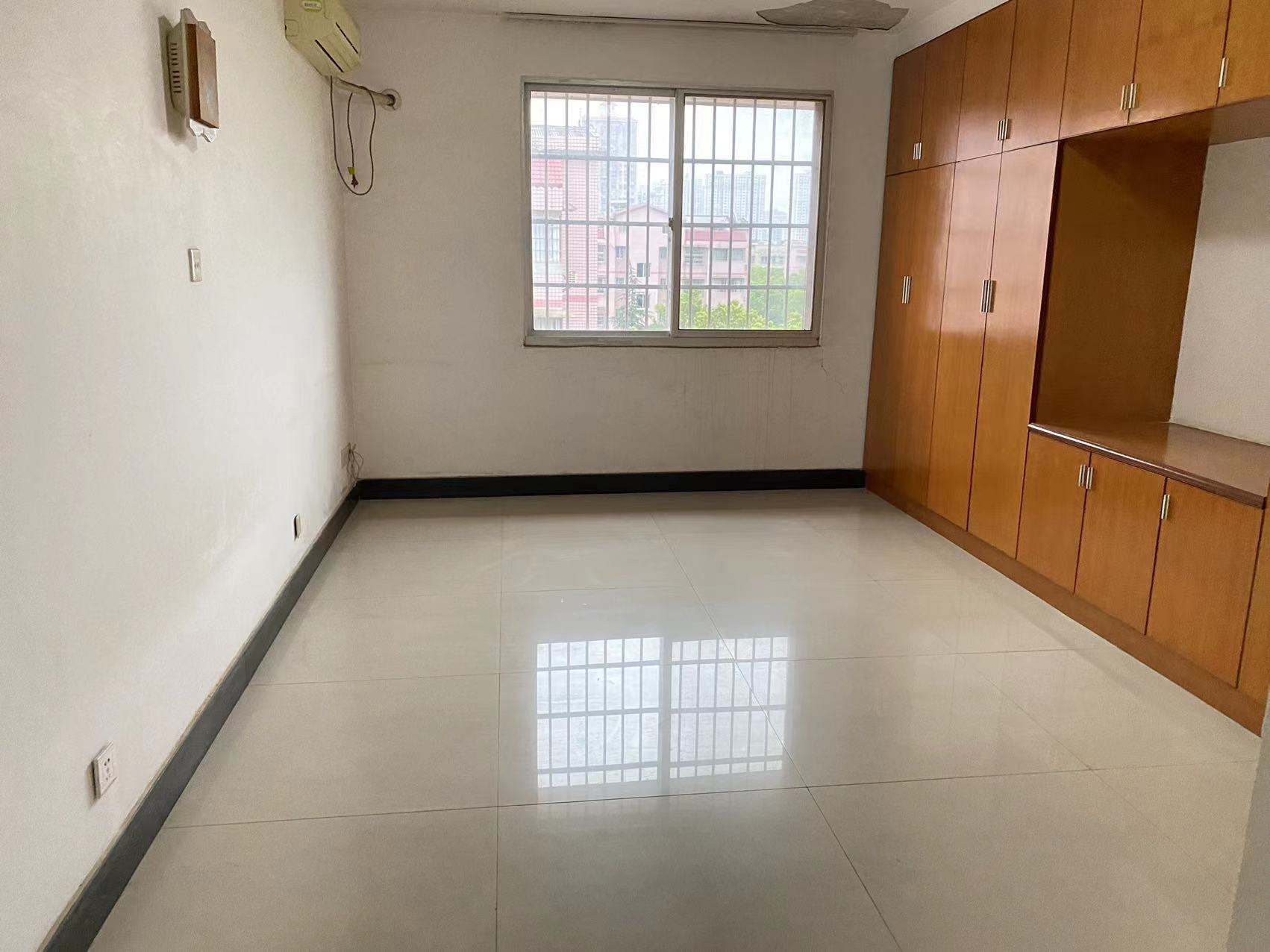 电信小区泰山花园 3室2厅2卫 62.8万 电信小区泰山花园 3室2厅2卫 62.8万客厅