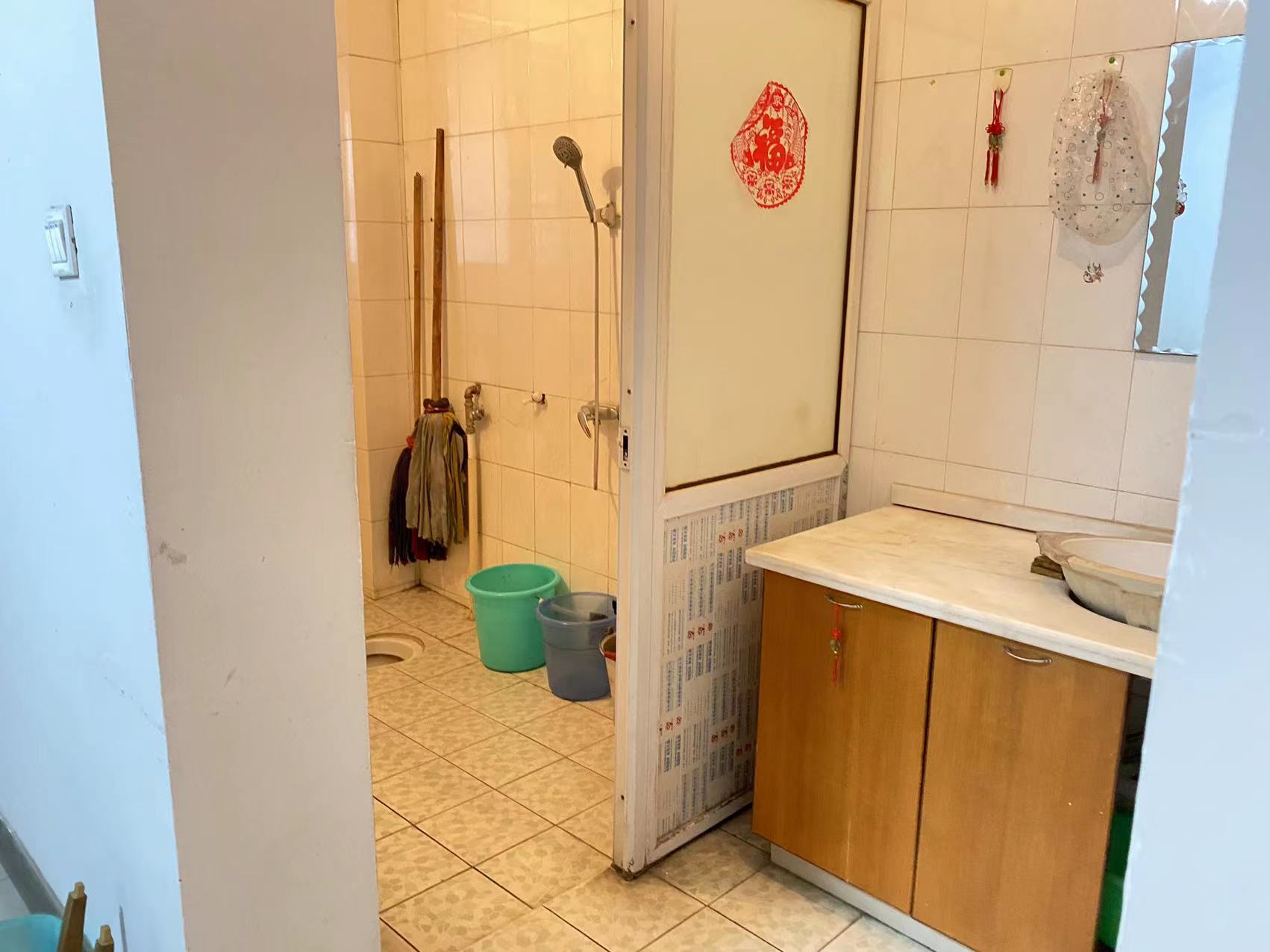 电信小区泰山花园 3室2厅2卫 62.8万 电信小区泰山花园 3室2厅2卫 62.8万客厅