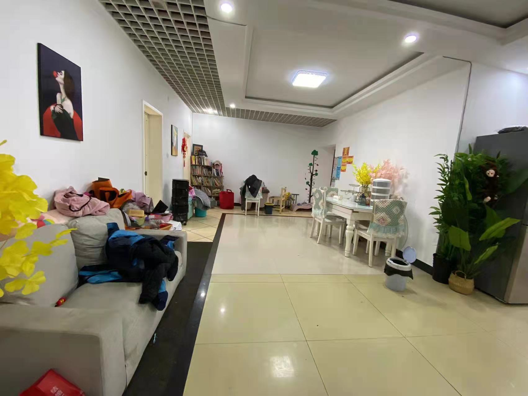 银丰大厦 3室2厅2卫 68.0万 银丰大厦 3室2厅2卫 68.0万客厅