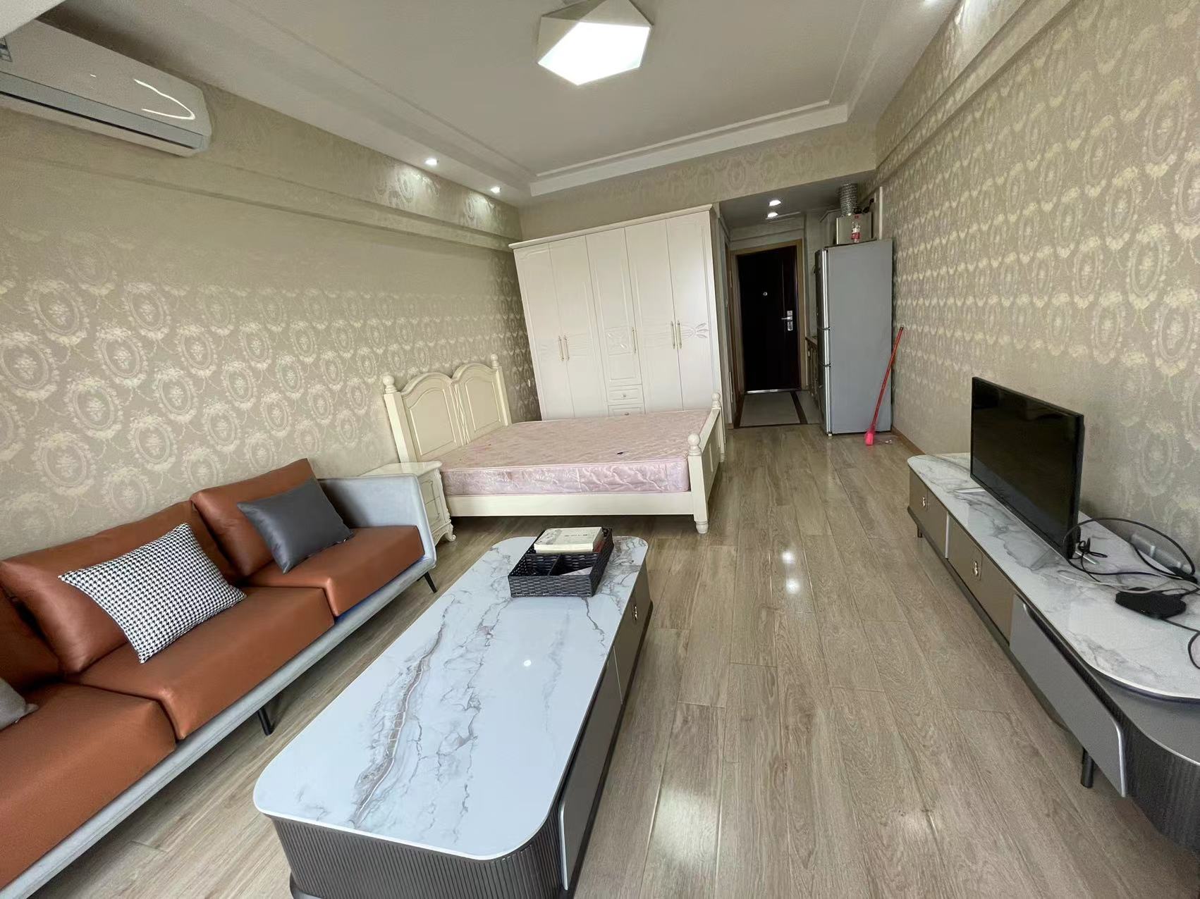 南湖国际4期  1室1厅1卫   1600.00元/月 南湖国际4期  1室1厅1卫   1600.00元/月室内图