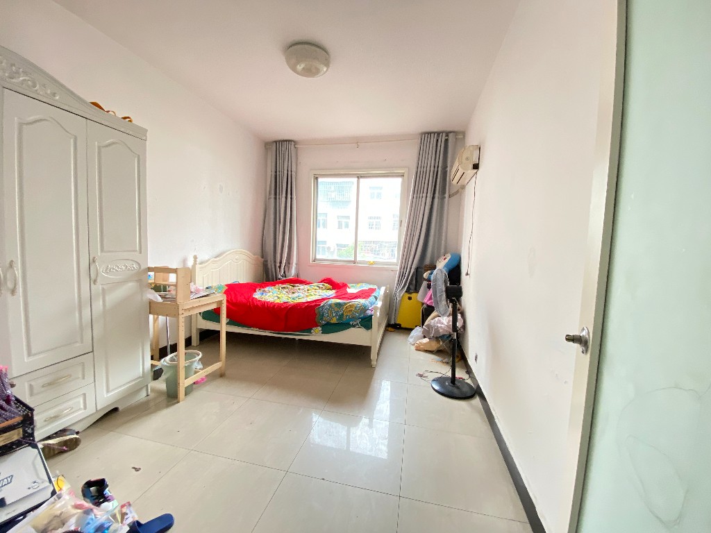 银丰大厦 3室2厅2卫 68.0万 银丰大厦 3室2厅2卫 68.0万客厅