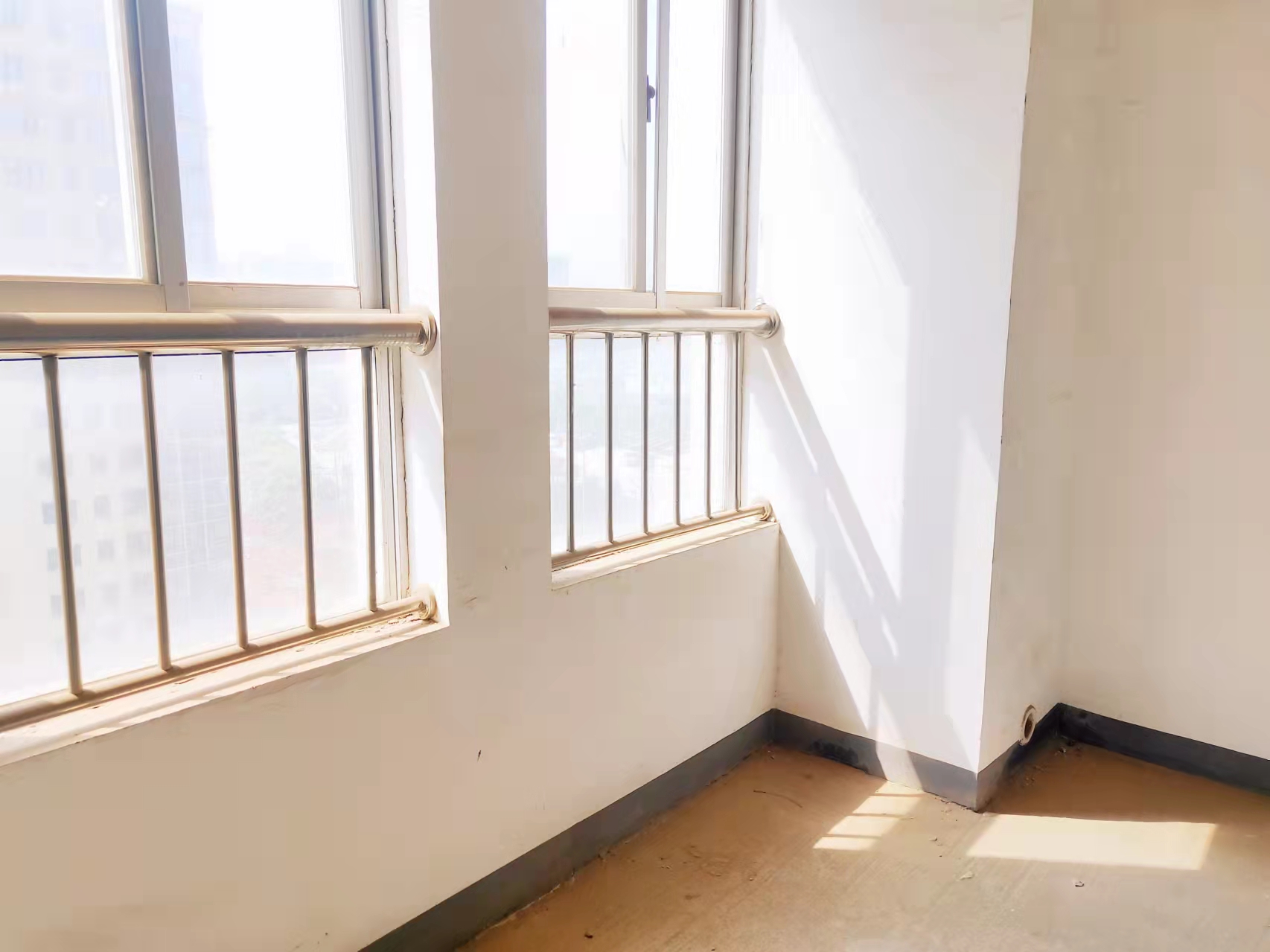 红盾雅园 3室2厅2卫 68.0万 红盾雅园 3室2厅2卫 68.0万客厅