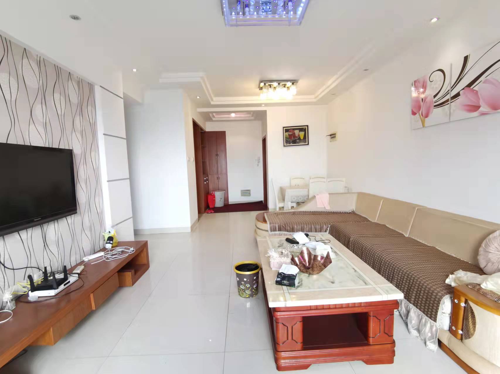 香格里拉 3室2厅1卫 1900.0元/月 香格里拉 3室2厅1卫 1900.0元/月室内图