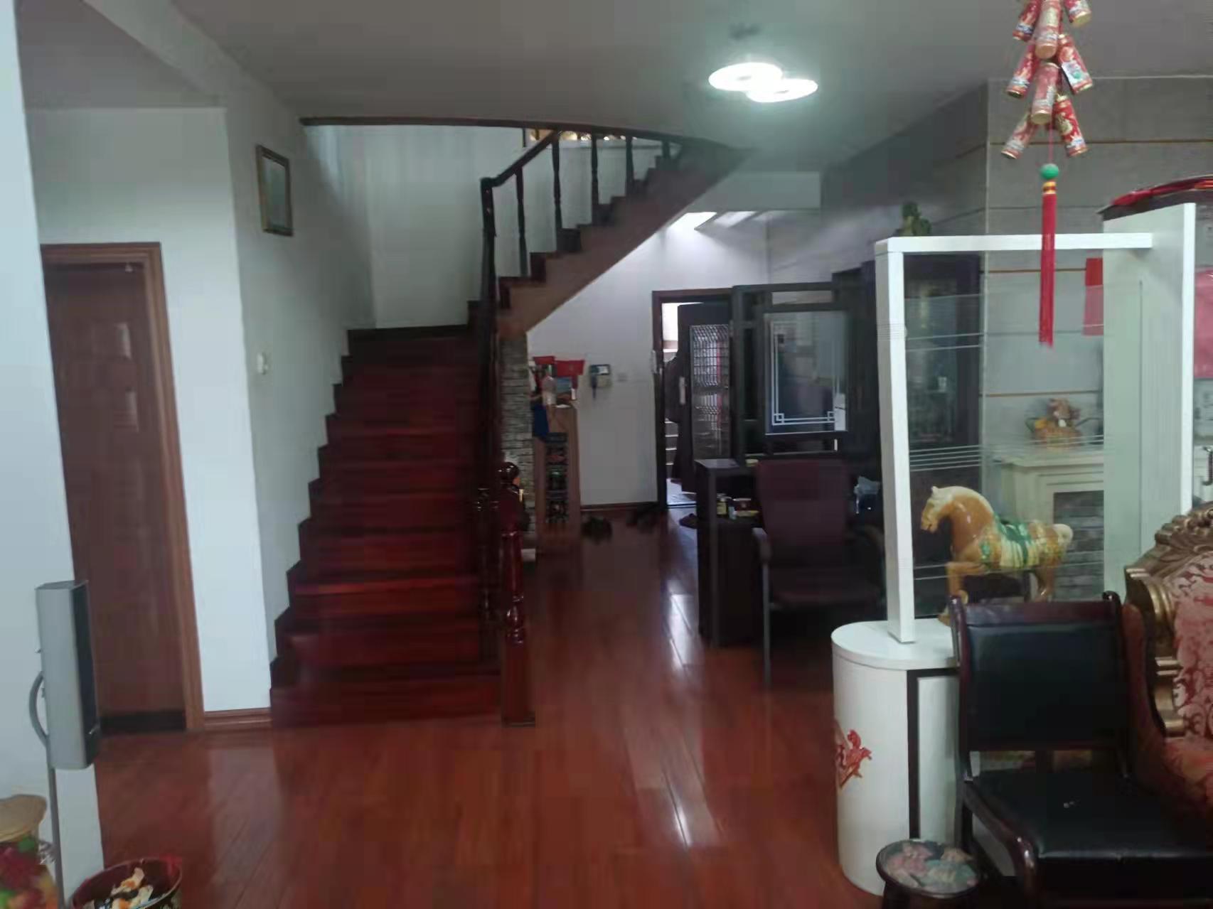 山海翠园  5室2厅3卫    152.8万 山海翠园  5室2厅3卫    152.8万客厅