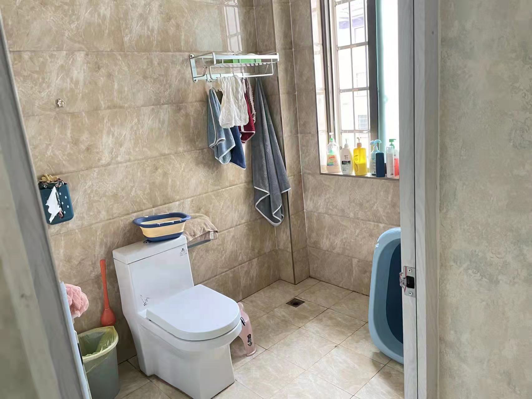 精锐华府(精锐华庭) 3室2厅2卫 83.8万 精锐华府(精锐华庭) 3室2厅2卫 83.8万卫生间