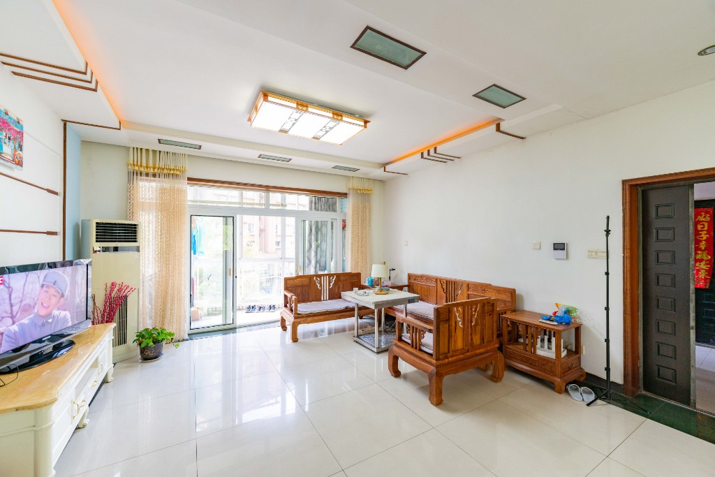 阳光嘉园  4室2厅2卫    258.0万客厅