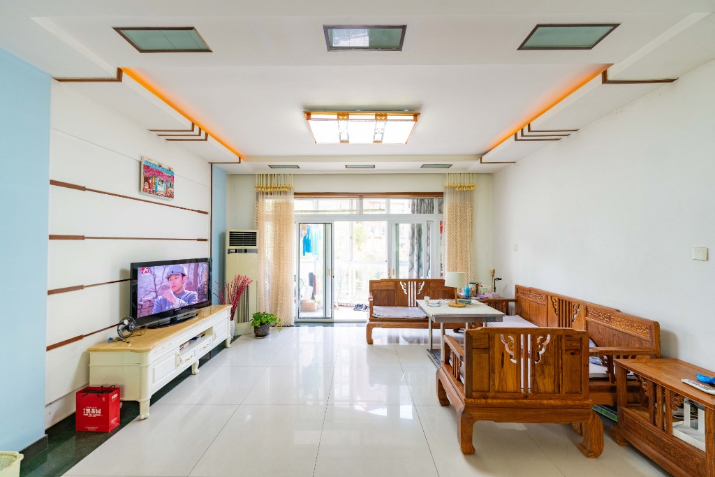 阳光嘉园  4室2厅2卫    258.0万客厅