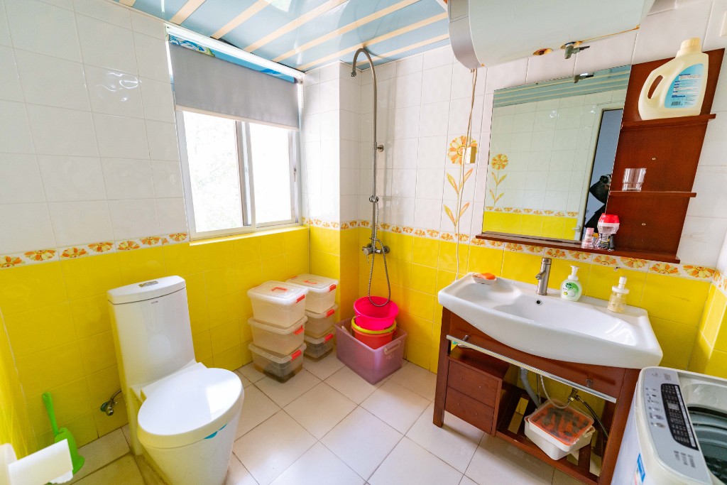 阳光嘉园  4室2厅2卫    258.0万卫生间