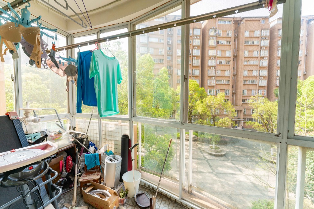 阳光嘉园  4室2厅2卫    258.0万阳台