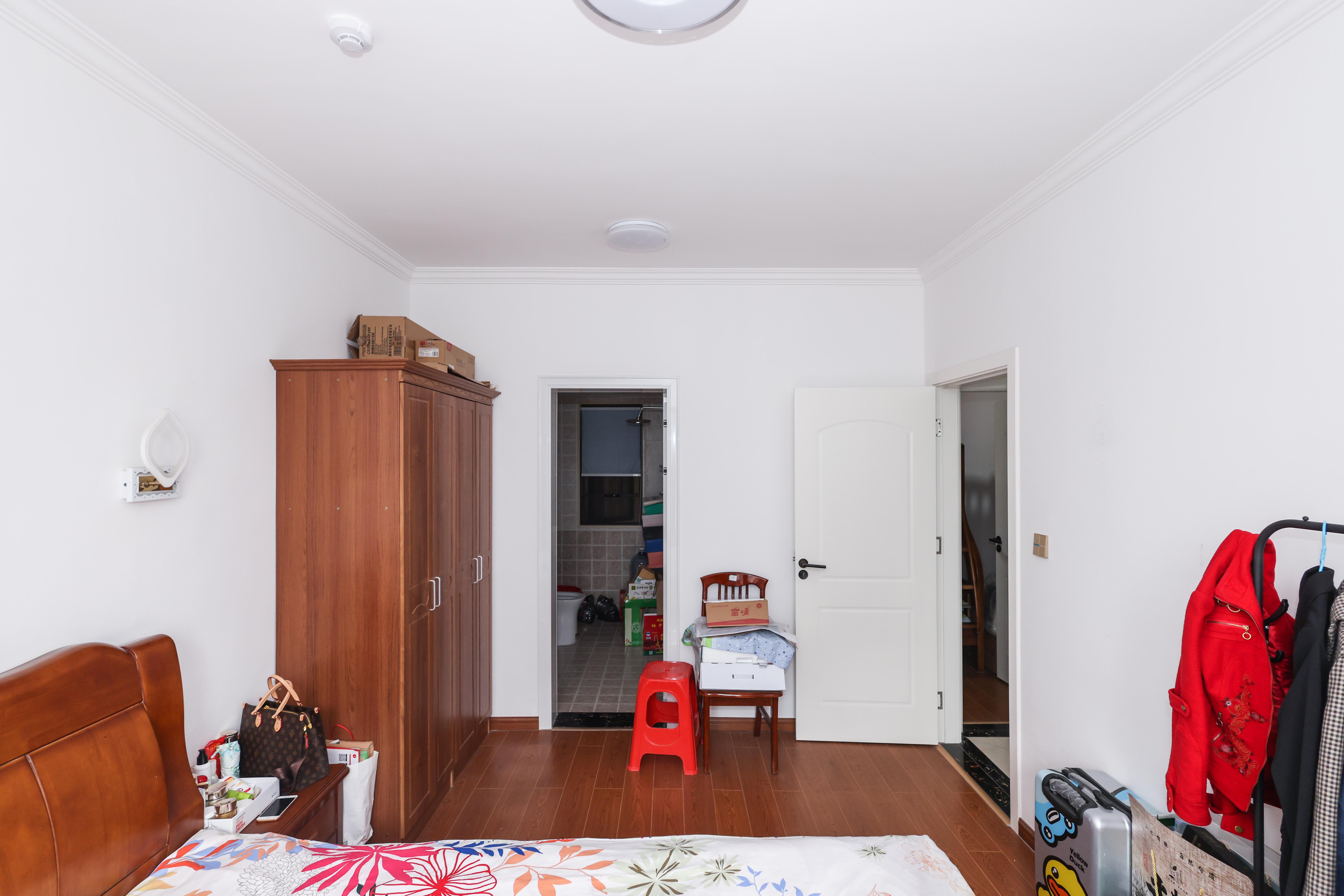 卓越浅水湾  3室2厅2卫    170.0万卧室