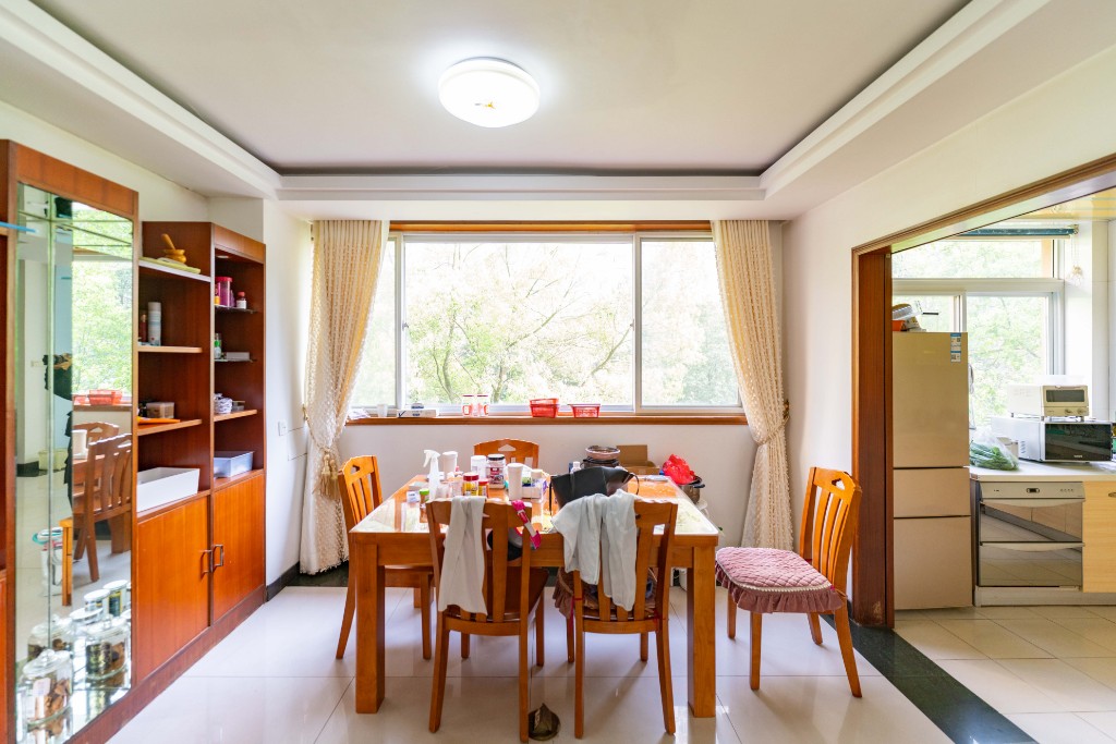 阳光嘉园  4室2厅2卫    258.0万客厅