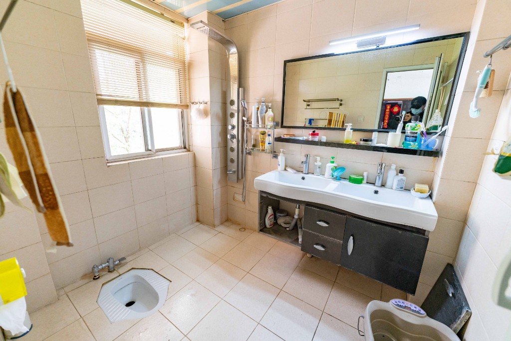 阳光嘉园  4室2厅2卫    258.0万卫生间