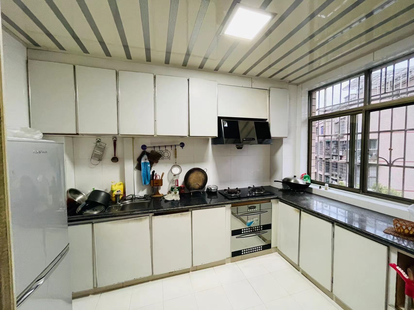 江南世家  3室1厅1卫    57.0万 江南世家  3室1厅1卫    57.0万客厅