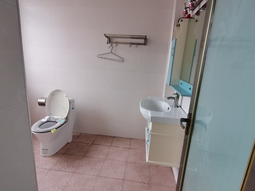 华联小区  3室2厅2卫    1600.0元/月 华联小区  3室2厅2卫    1600.0元/月室内图