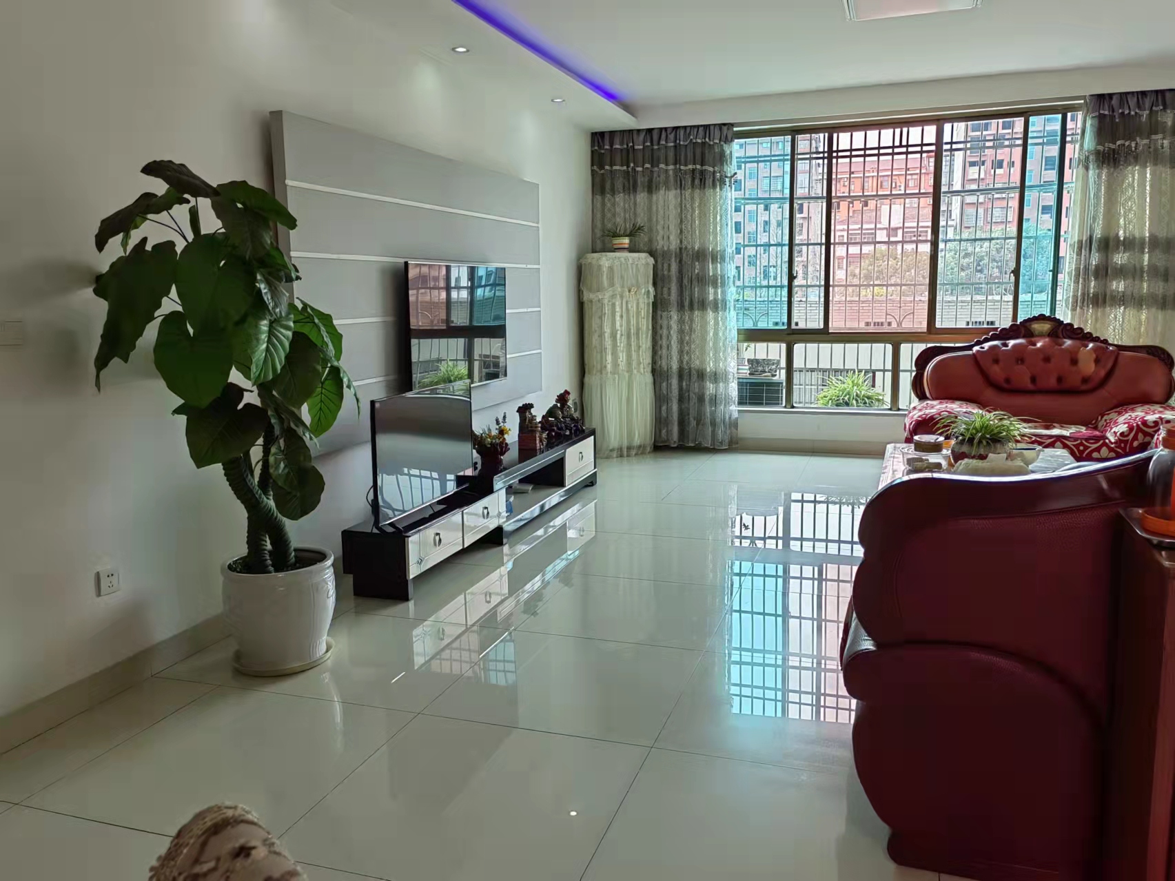 华联小区 4室2厅2卫 66.8万 华联小区 4室2厅2卫 66.8万客厅