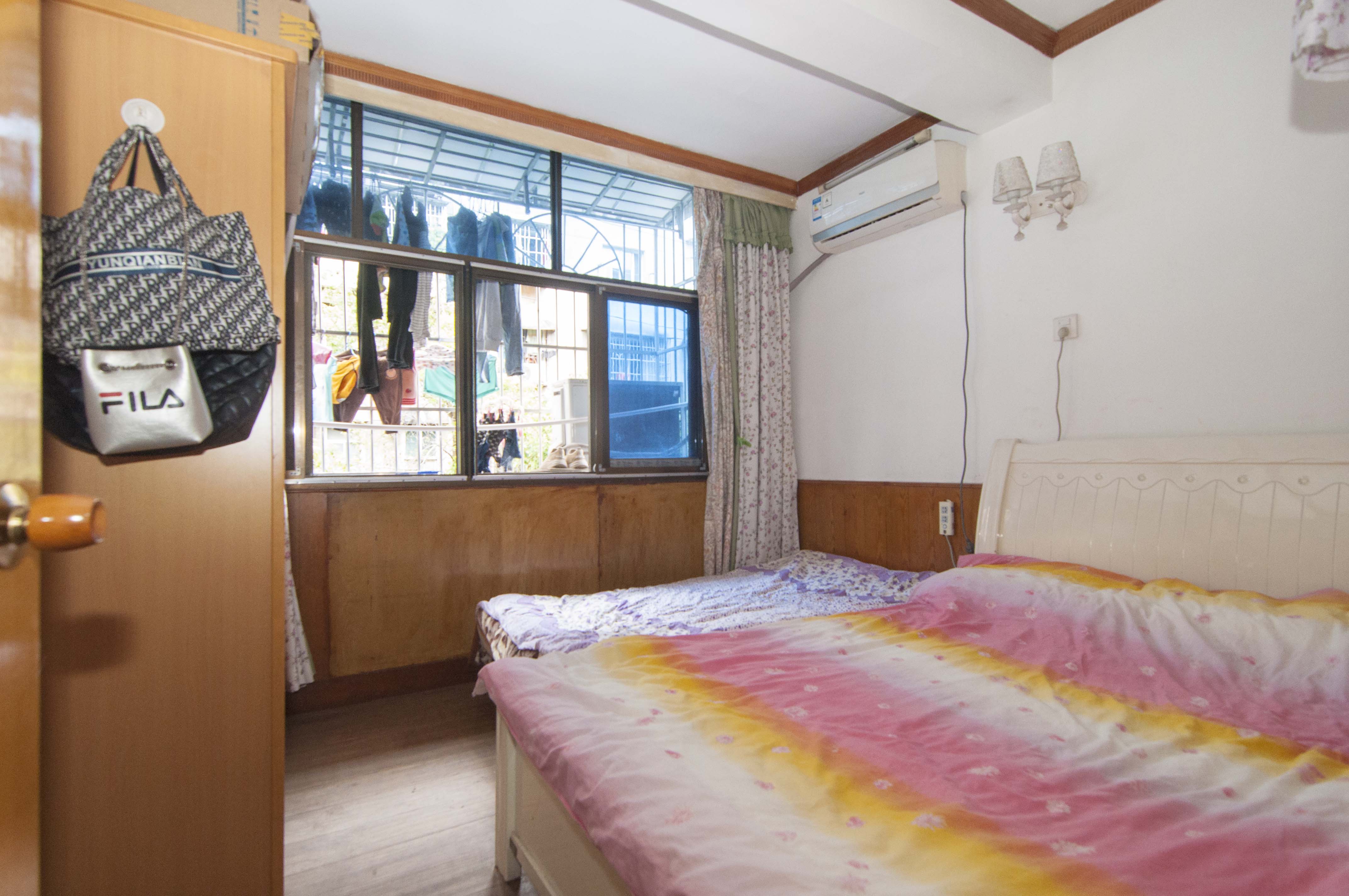 向东南社区  2室1厅1卫   38.80万卧室