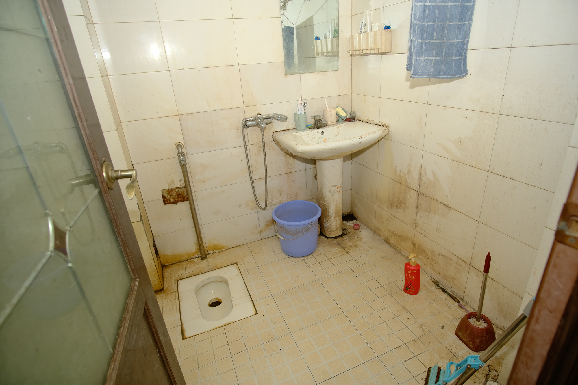 中南汽车世界  3室2厅1卫    46.8万卫生间