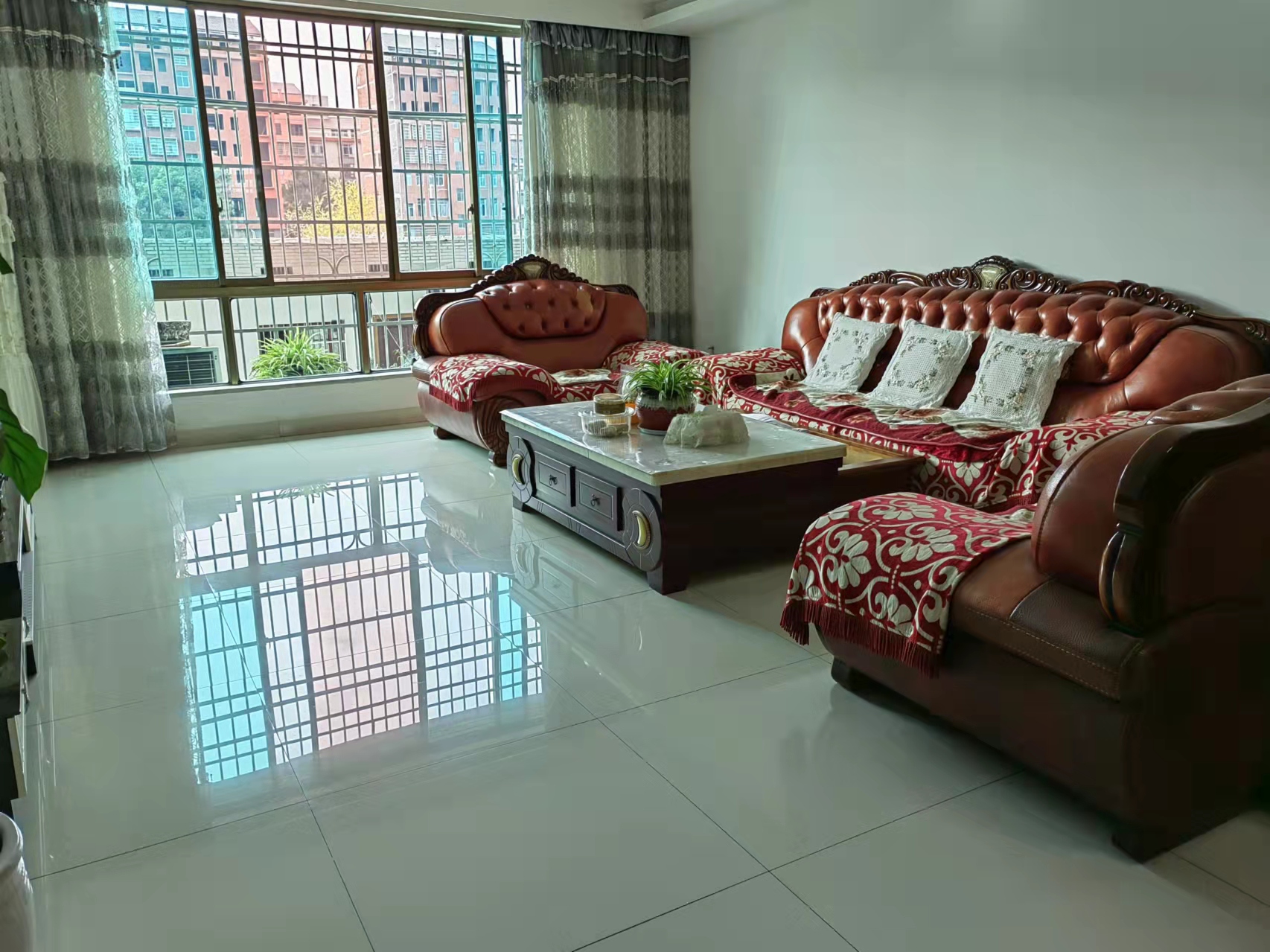 华联小区 4室2厅2卫 66.8万 华联小区 4室2厅2卫 66.8万客厅