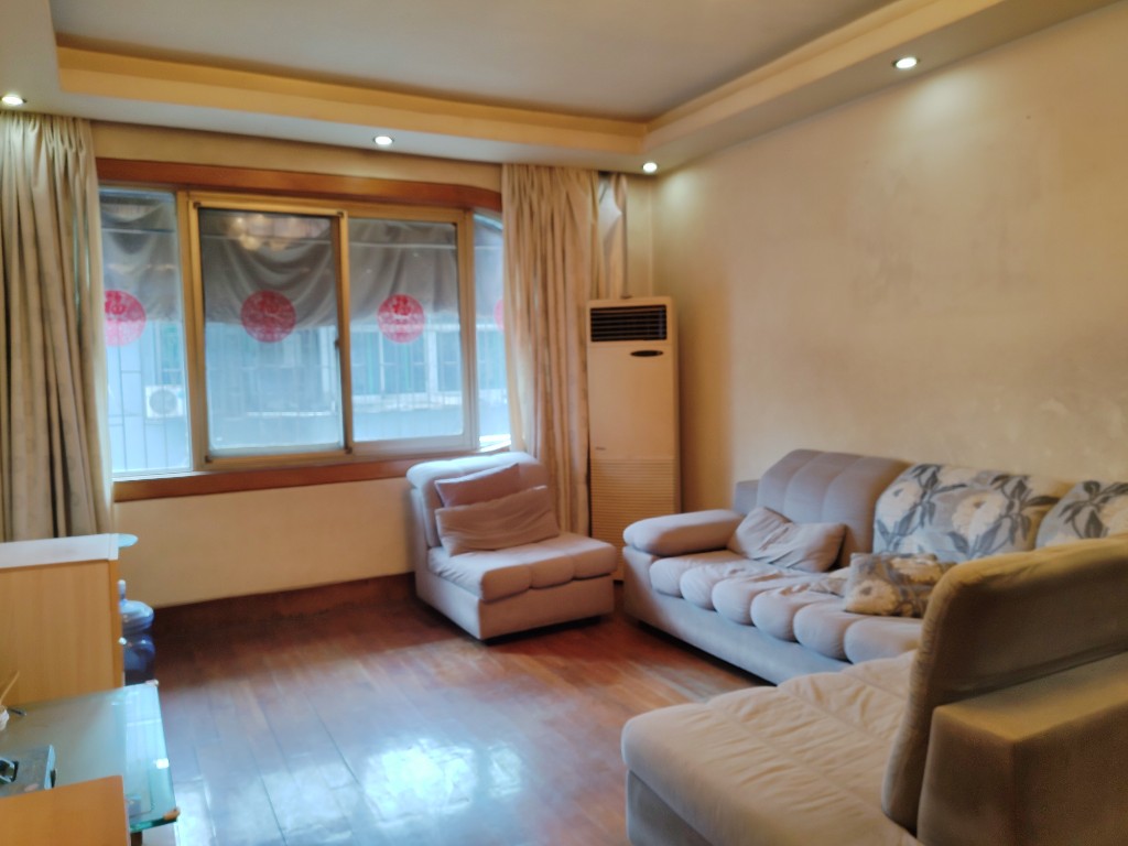 银环大厦 2室2厅1卫 36.8万 银环大厦 2室2厅1卫 36.8万客厅