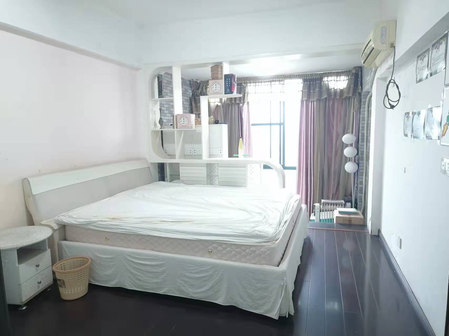 海创明珠花园 4室2厅2卫 98.0万 海创明珠花园 4室2厅2卫 98.0万客厅