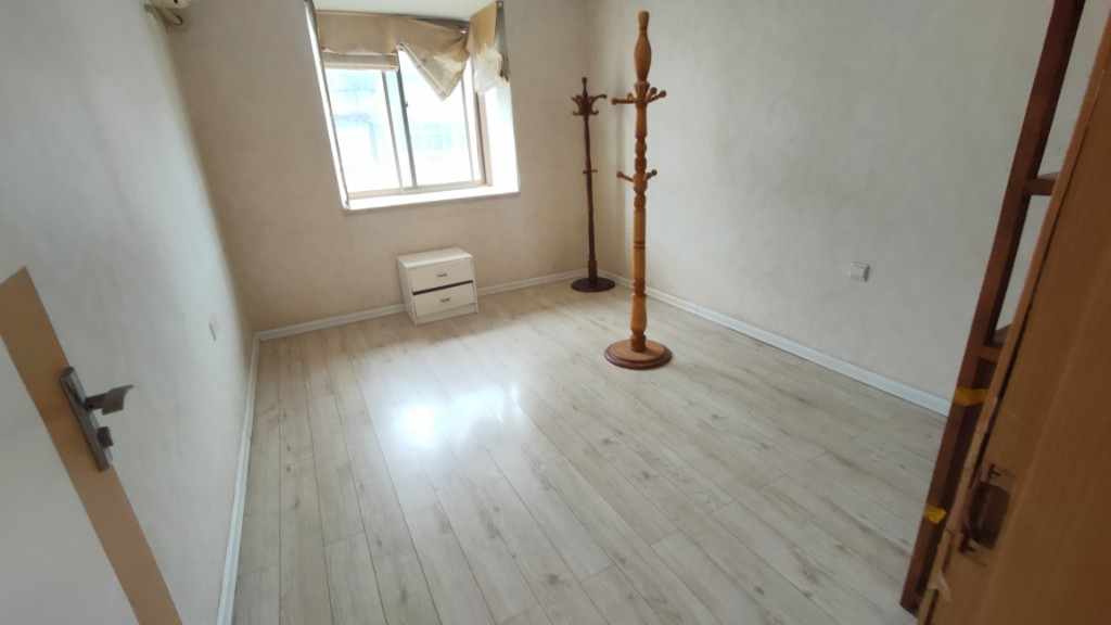 钻石怡园 6室3厅1卫 80.0万 钻石怡园 6室3厅1卫 80.0万客厅