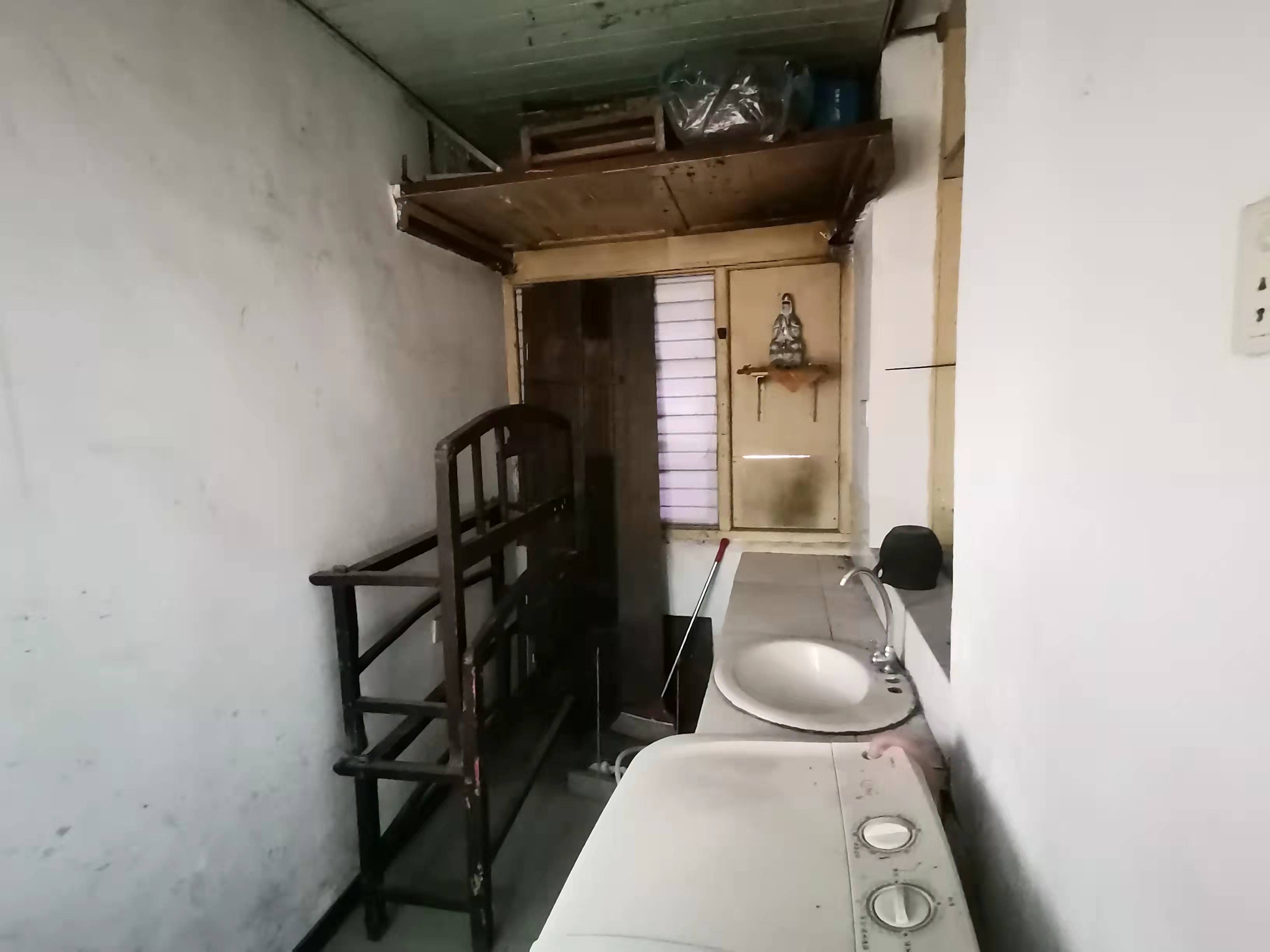 叫鸡岭居委会横塘坡 3室2厅1卫 15.0万 叫鸡岭居委会横塘坡 3室2厅1卫 15.0万客厅