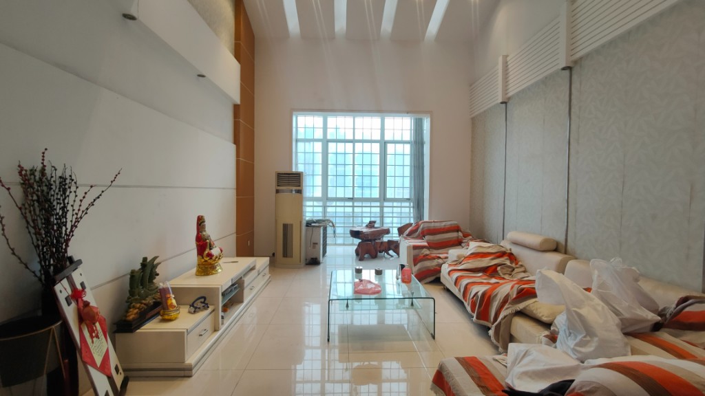 钻石怡园 6室3厅1卫 80.0万 钻石怡园 6室3厅1卫 80.0万客厅