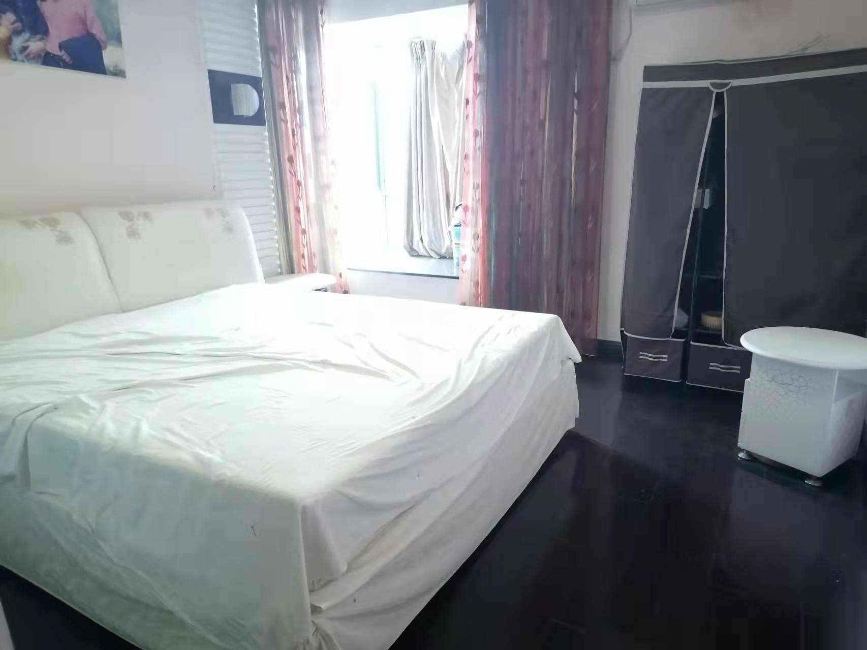 海创明珠花园 4室2厅2卫 98.0万 海创明珠花园 4室2厅2卫 98.0万客厅