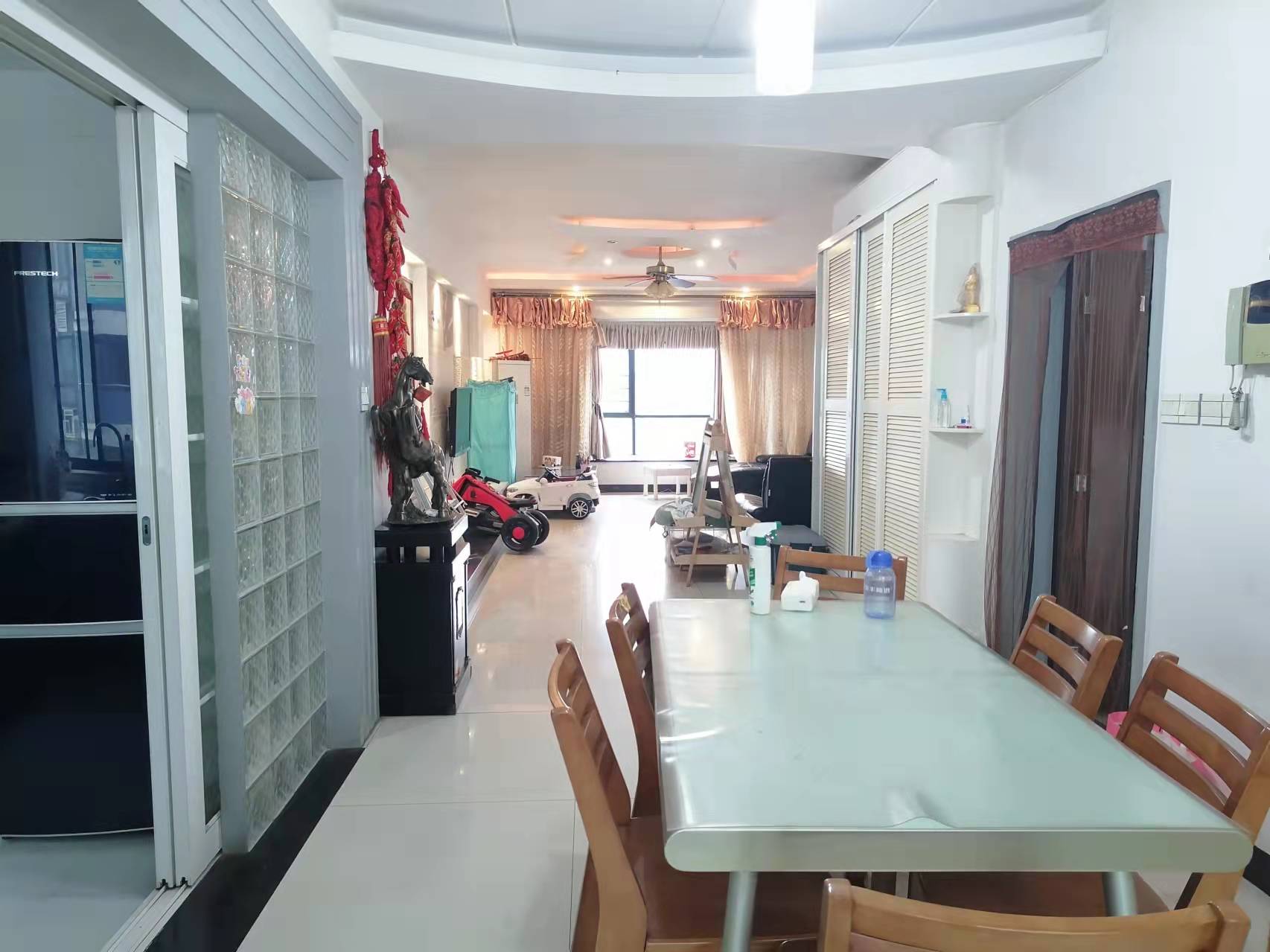 海创明珠花园 4室2厅2卫 98.0万 海创明珠花园 4室2厅2卫 98.0万客厅