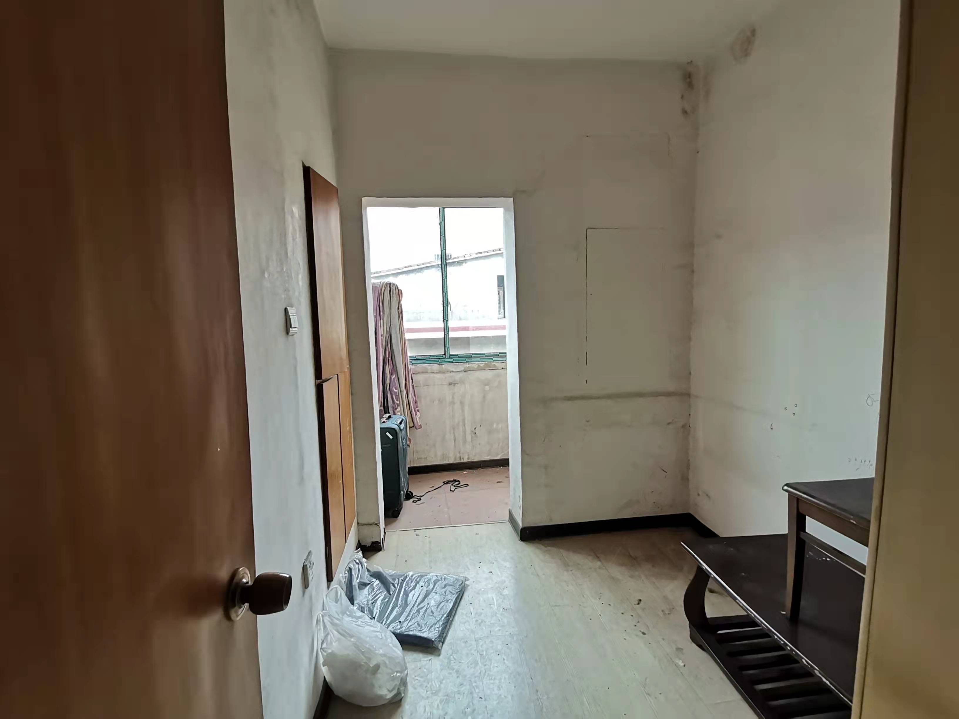 叫鸡岭居委会横塘坡 3室2厅1卫 15.0万 叫鸡岭居委会横塘坡 3室2厅1卫 15.0万客厅