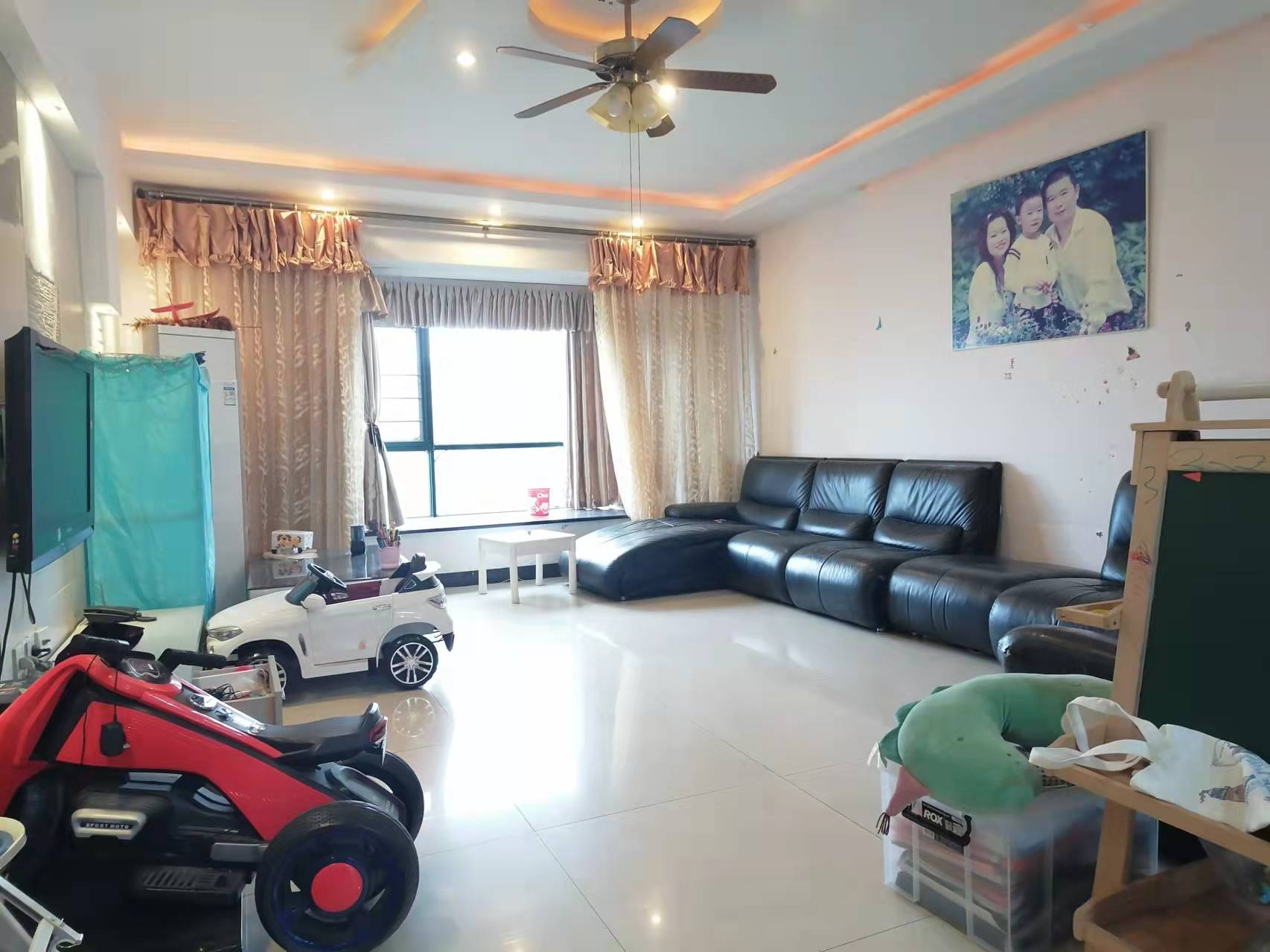 海创明珠花园 4室2厅2卫 98.0万 海创明珠花园 4室2厅2卫 98.0万客厅