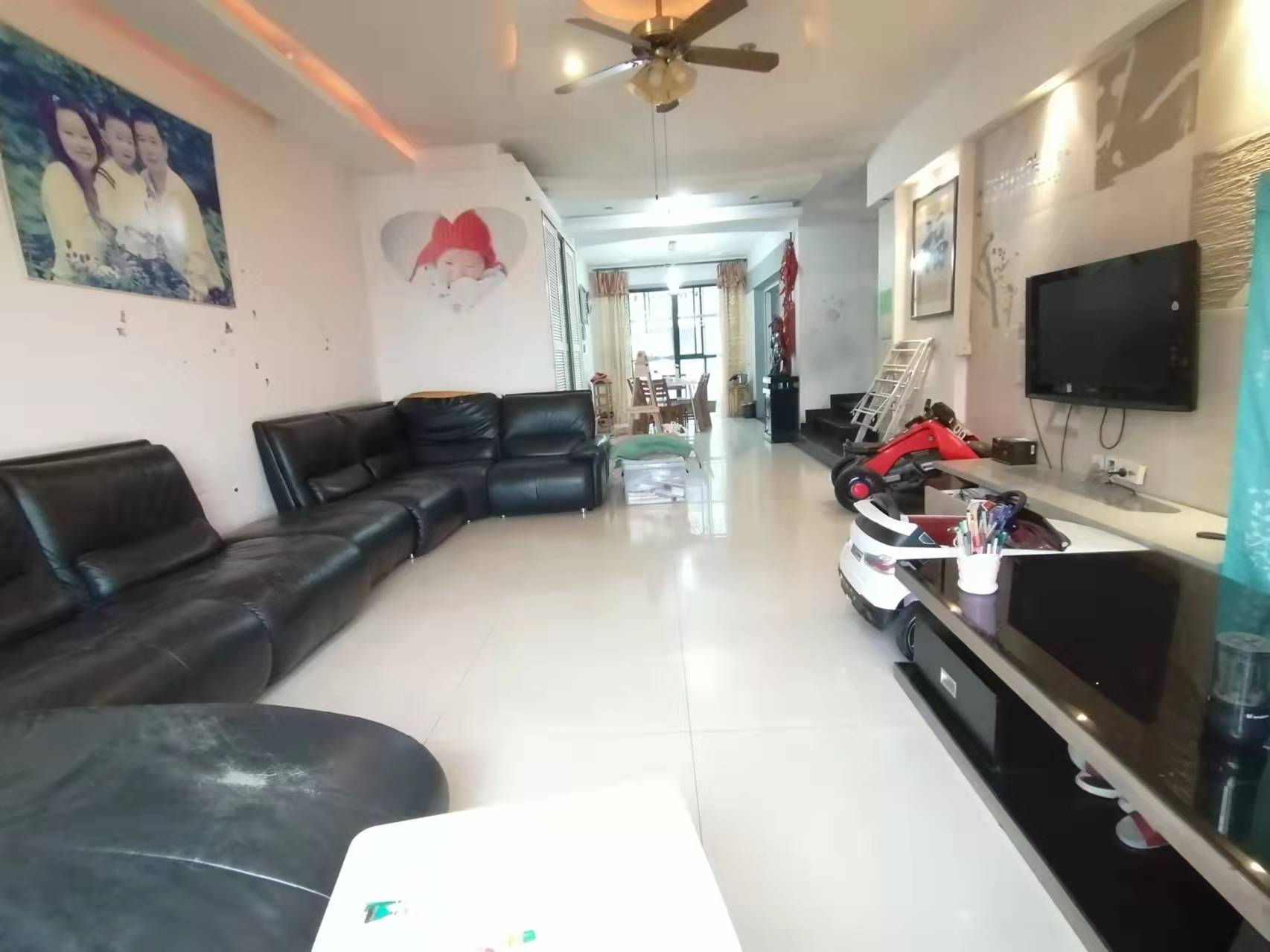 海创明珠花园 4室2厅2卫 98.0万 海创明珠花园 4室2厅2卫 98.0万客厅