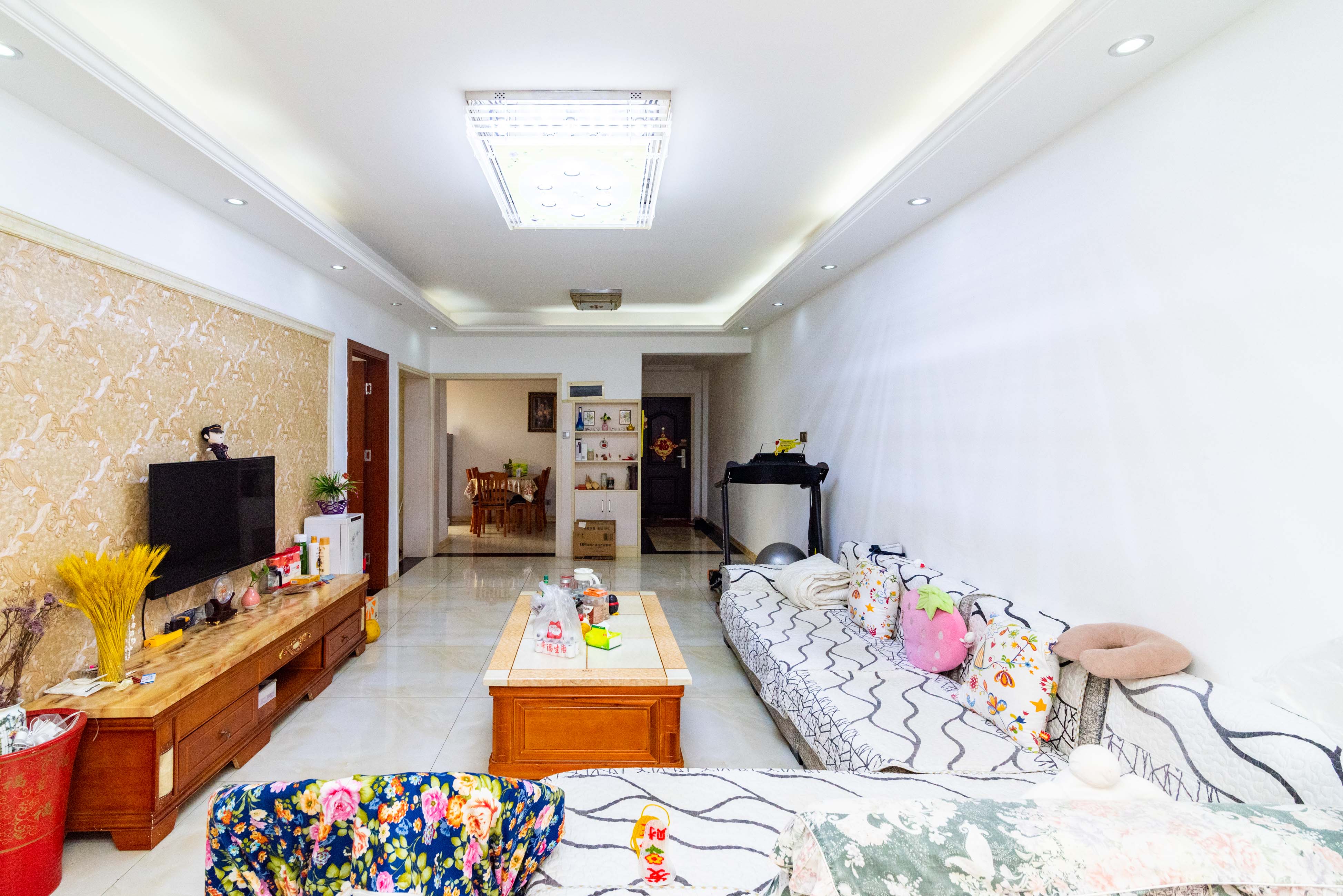 悦湖山  3室2厅1卫    68.0万 悦湖山  3室2厅1卫    68.0万客厅