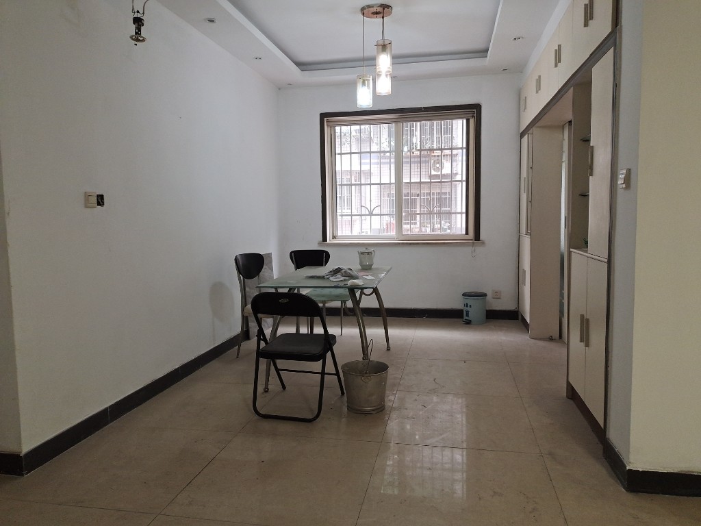 滨江一村  3室2厅2卫    76.0万 滨江一村  3室2厅2卫    76.0万客厅