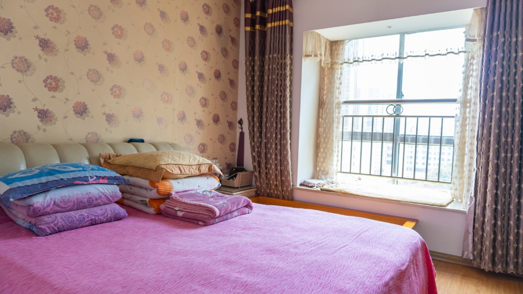 银色现代城 5室2厅3卫 69.8万 银色现代城 5室2厅3卫 69.8万客厅