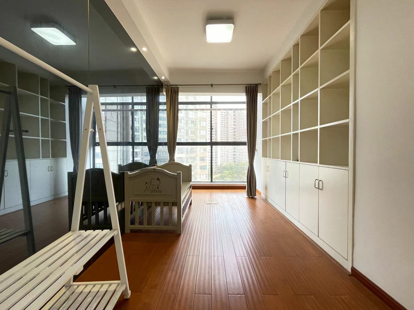 美的城一期 3室2厅2卫 74.8万 美的城一期 3室2厅2卫 74.8万客厅