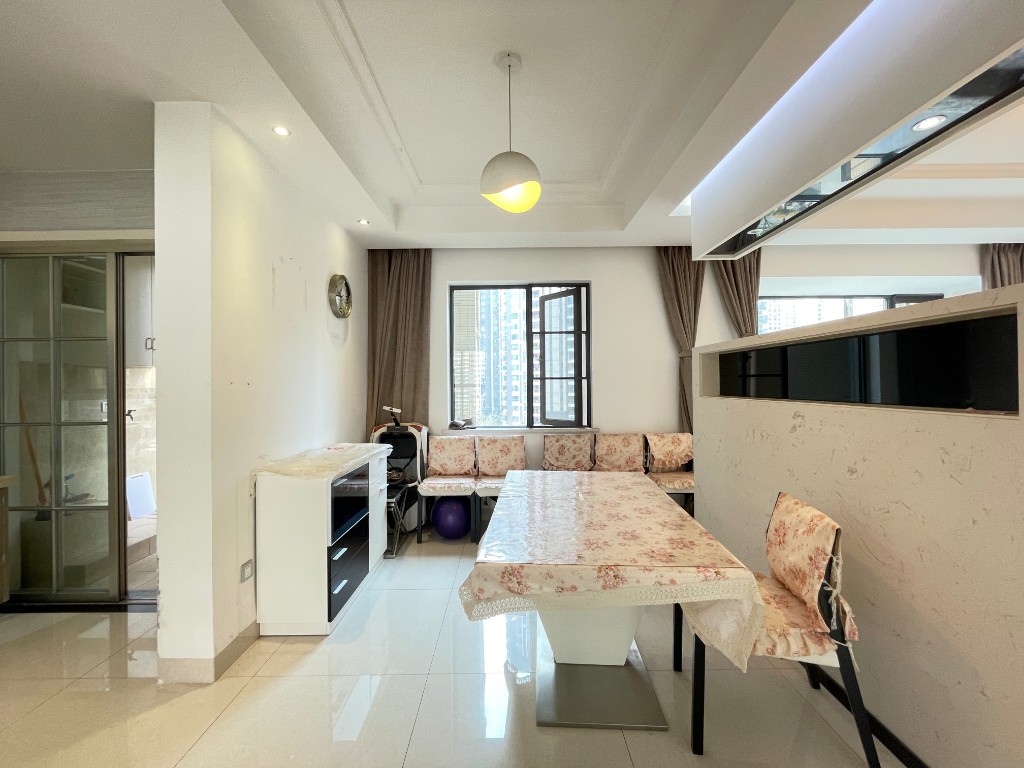 美的城一期 3室2厅2卫 74.8万 美的城一期 3室2厅2卫 74.8万客厅