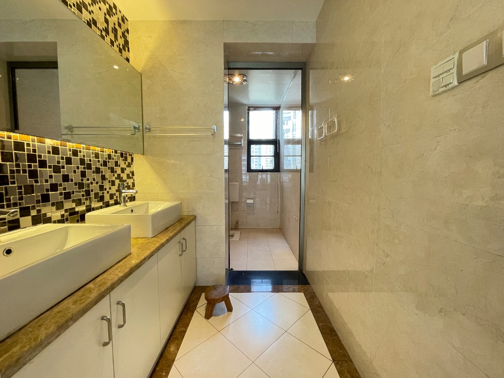 美的城一期 3室2厅2卫 74.8万 美的城一期 3室2厅2卫 74.8万客厅