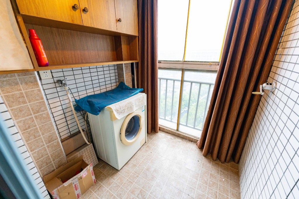 满庭芳小区  3室2厅2卫   153.00万阳台