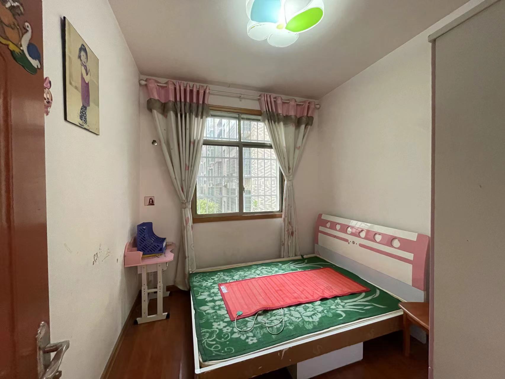 福源小区 3室2厅2卫 62.8万 福源小区 3室2厅2卫 62.8万卧室