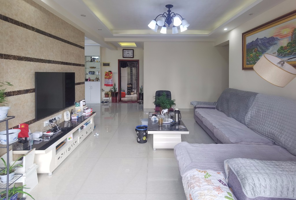 泰山公馆 3室2厅2卫 61.8万 泰山公馆 3室2厅2卫 61.8万客厅