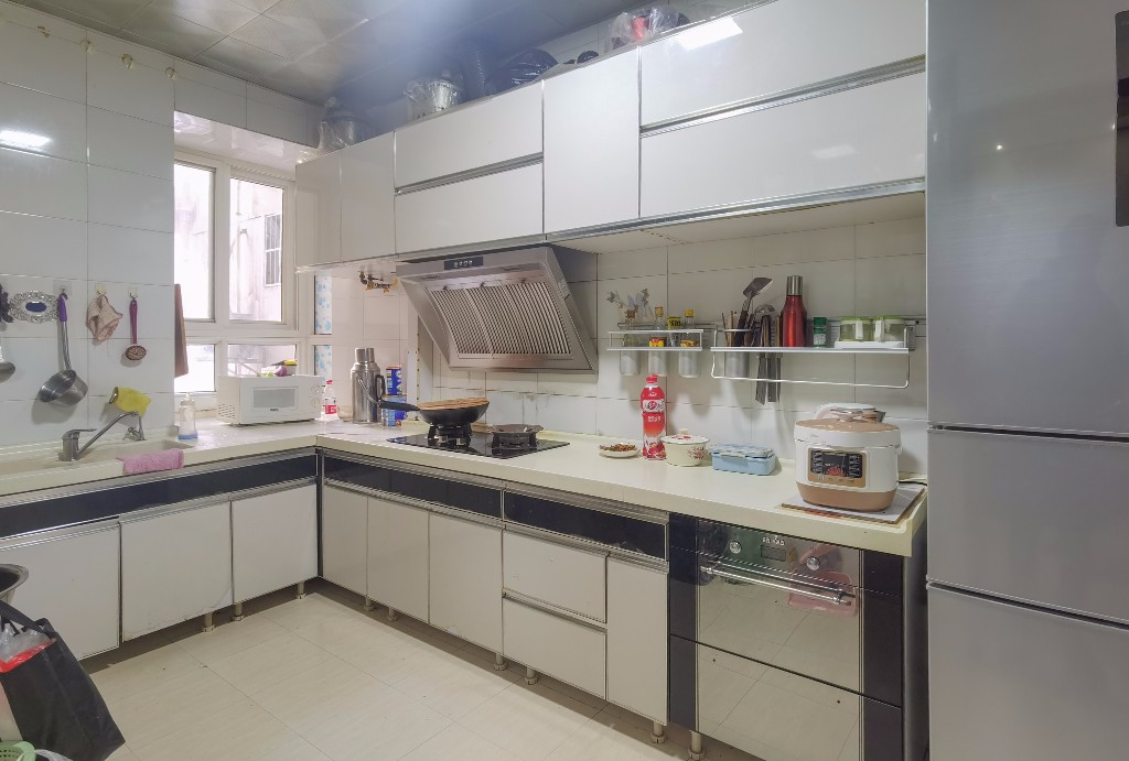 广汇商业广场  3室2厅2卫    65.0万 广汇商业广场  3室2厅2卫    65.0万客厅