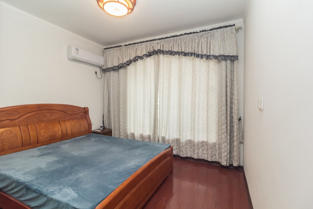 圣力华苑  3室2厅2卫    75.0万卧室