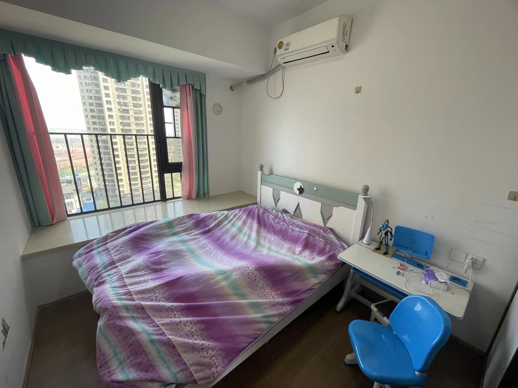 东部美的城 4室2厅2卫 95.0万 东部美的城 4室2厅2卫 95.0万客厅